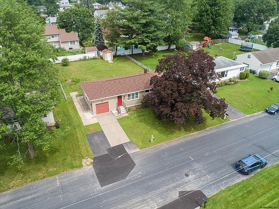 3rd image of 16 Louis Dr