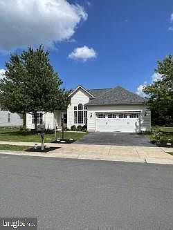 5th image of 49 Laura Ln