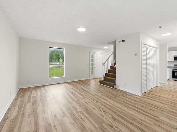 5th image of 1520 Meadow Bend Dr