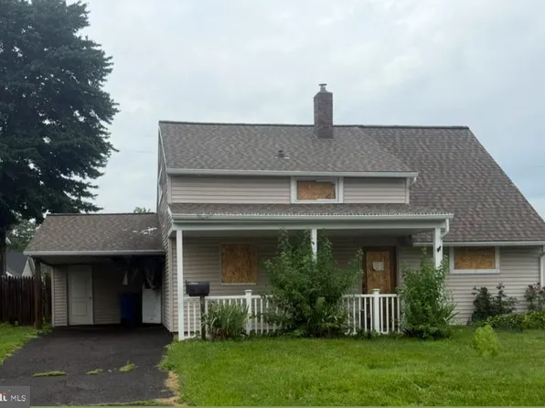 16 Greenbrier Rd, Levittown, PA 19057