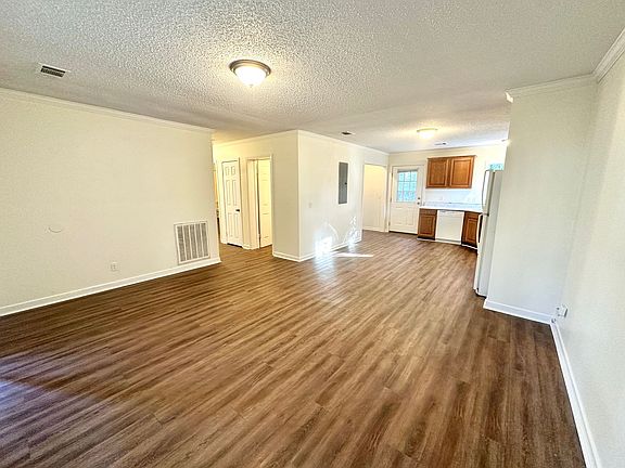 3rd image of 250 Buckskin Cir #B