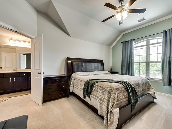 4th image of 937 Jamesville Ln