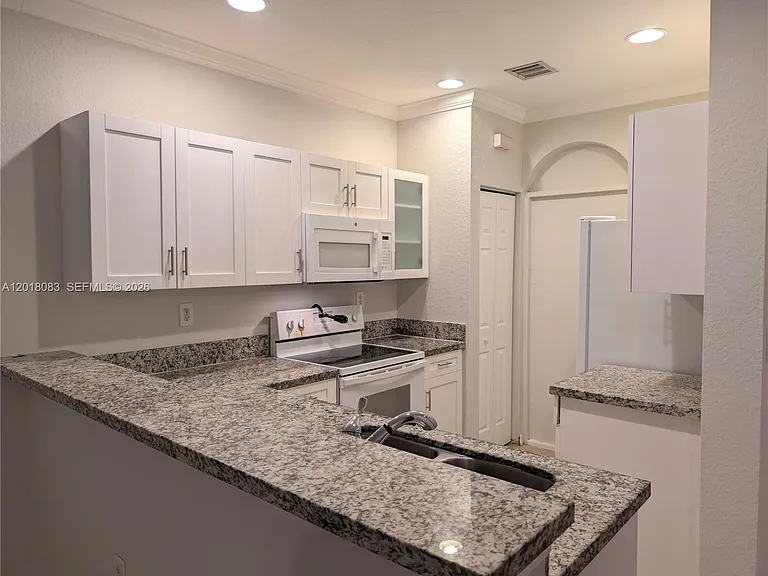 6009 SW 19th St #6009 — Photo 4