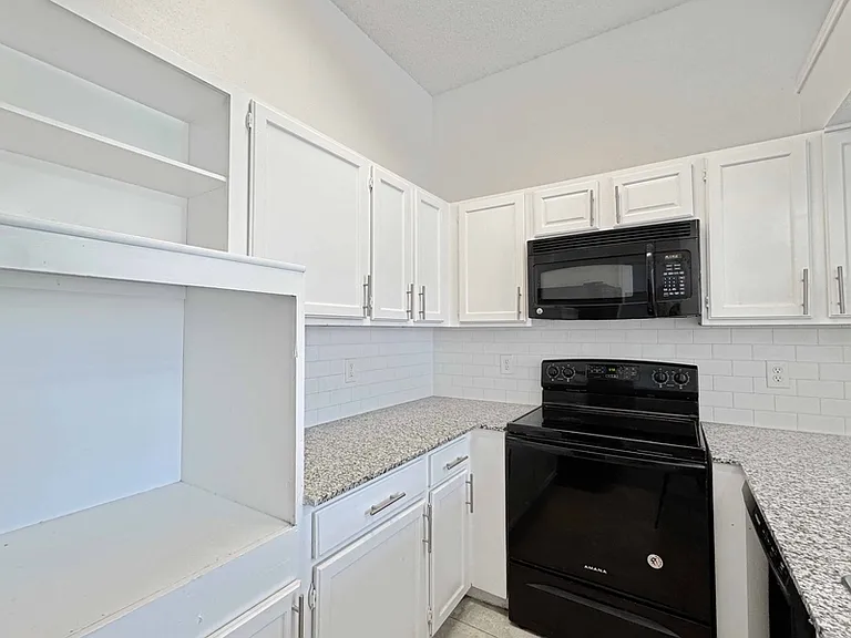 10203 Sunset Field Dr — Photo 12