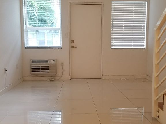 4th image of 1419 West Ave #105