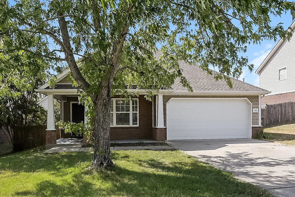 3 bed, 2.0 bath, 1656 sqft, $2,440 — Photo 1