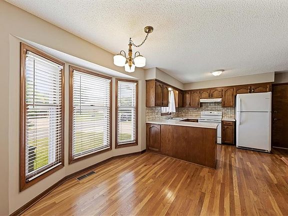 3rd image of 617 W Walnut St