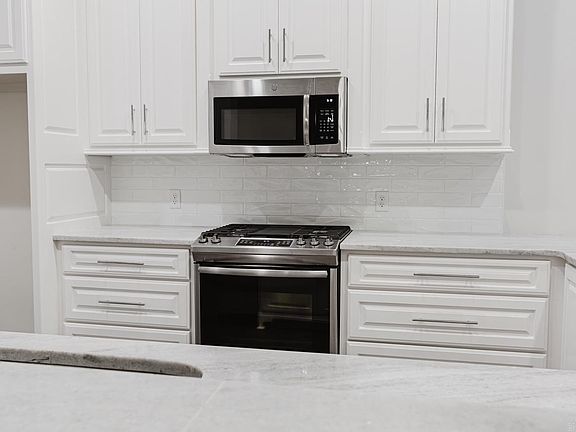5th image of 26 Piper Ln
