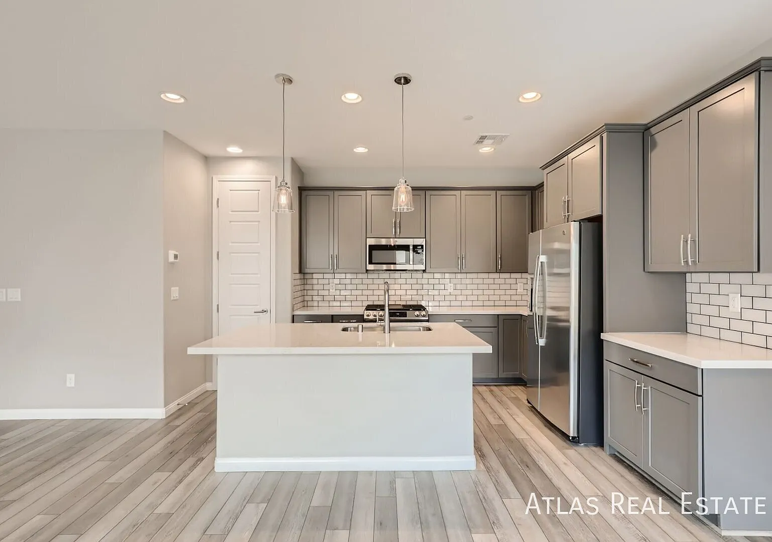 Beautiful Two-Story Home With 3-Bedrooms In Henderson Cadence Community! — Photo 4
