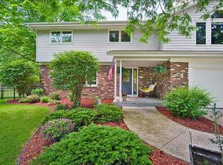 1220 Tanglewood Rd, Manitowoc, WI 54220