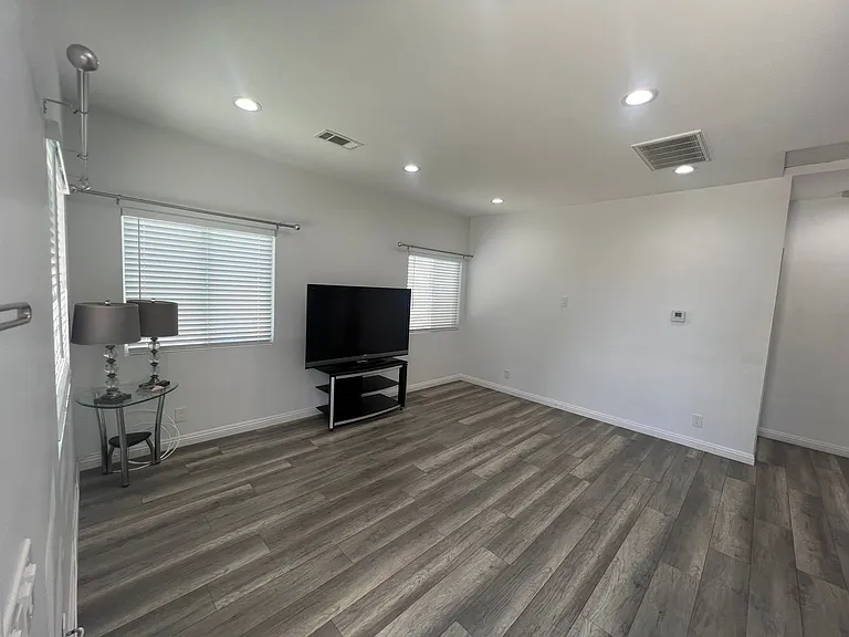 1830 W Bernardy Pl #B — Photo 4