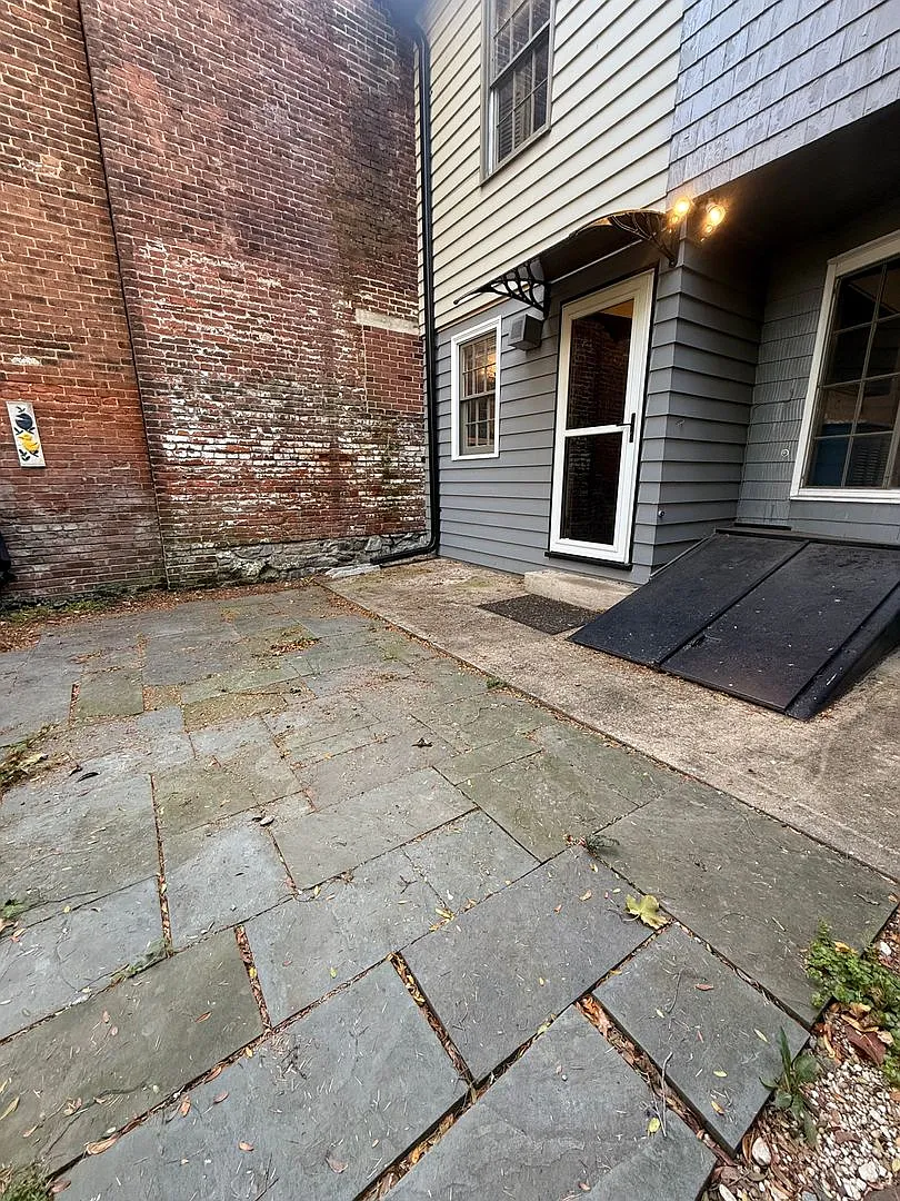 Beautiful 4 BR, 1.5 Bath Townhouse w/off street parking — Photo 3