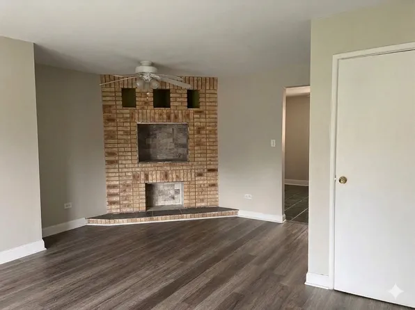 9425 Bay Colony Dr, Des Plaines, IL
