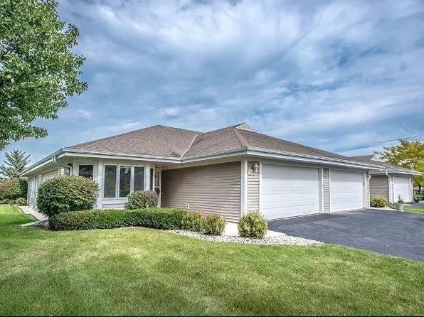 7224 W Mequon Square Dr, Mequon, WI 53092