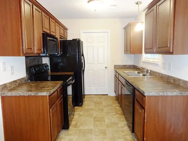 3 bed, 2.5 bath, 1310 sqft, $2,030 — Photo 2
