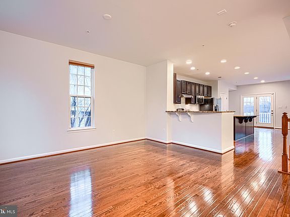 3rd image of 372 Paladium Ct