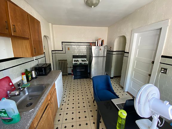 5th image of 64 Linden Ave APT 1