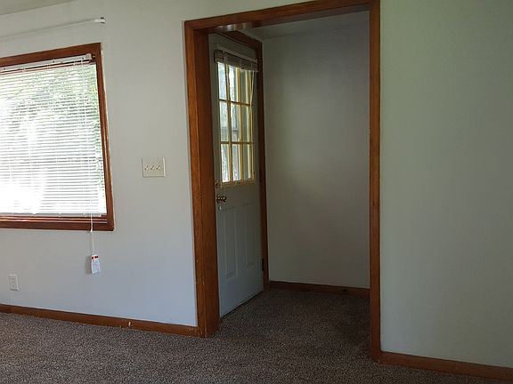 5th image of 921 4th Ave NE
