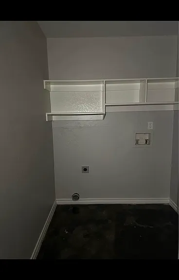 725 E Locust St — Photo 2