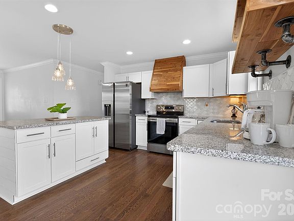 5th image of 123 Rowe St
