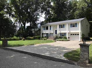 6 Willow Ter, Andover, NJ 07821