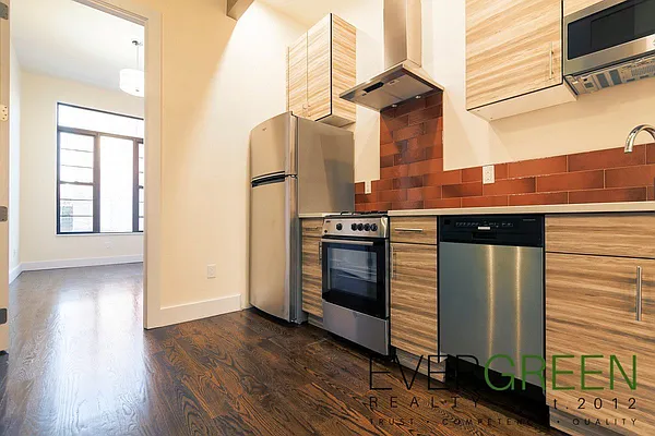 Rented by Evergreen Apartments BK | media 6