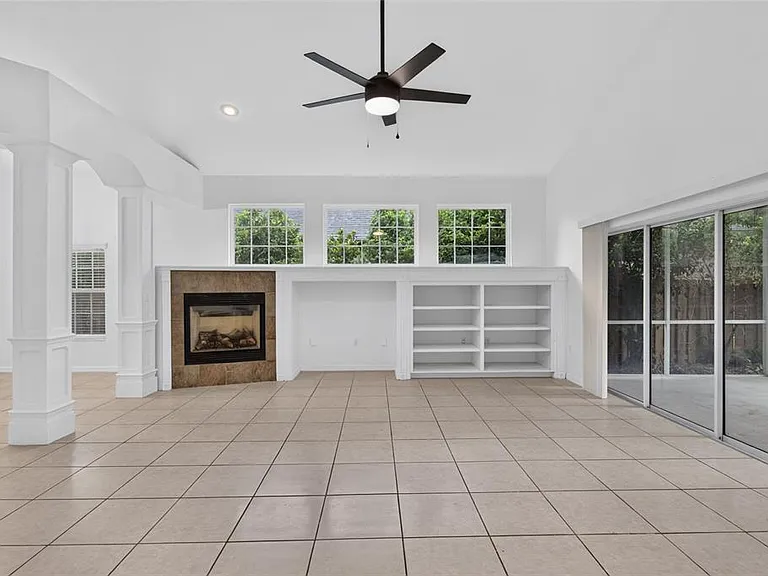 914 SW 83rd Ter — Photo 3