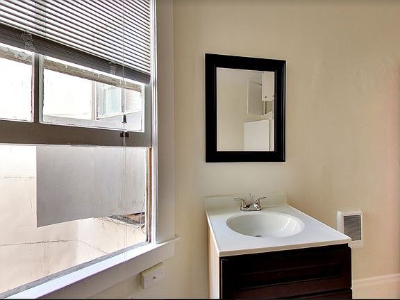 3rd image of 124 Waverly Pl APT 206