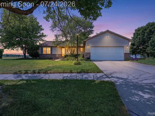 21700 Brookside South Dr, Macomb, MI 48044