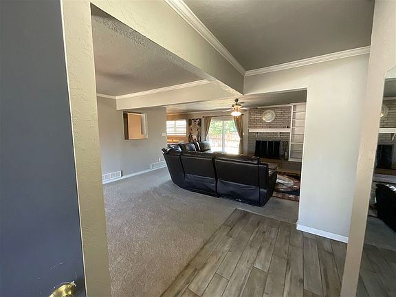 2nd image of 303 NW Tanglewood Cir