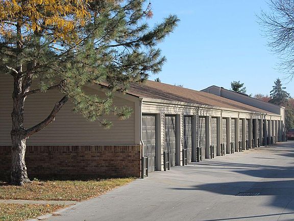 3rd image of 5111 Emerald Dr #17