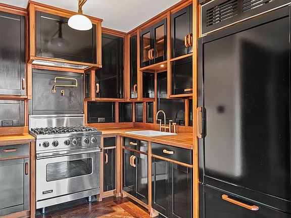 4th image of 211 Elizabeth St #6E