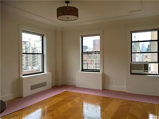 Rented by Siderow Residential Group | media 2