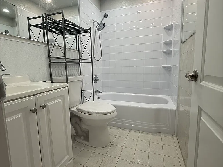 8307 SW 10th Ter — Photo 4