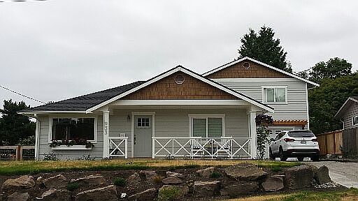 2nd image of 933 Maple St