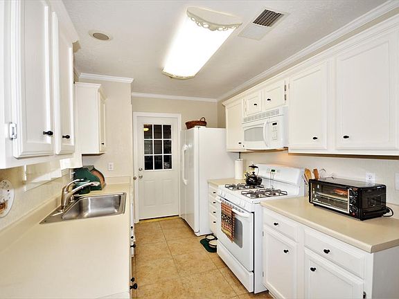 4th image of 2802 Pickett Dr