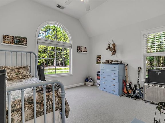 4th image of 44 Fleetwood Cir