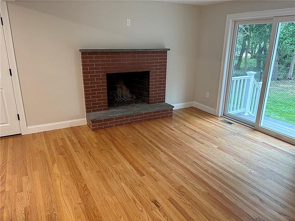 5th image of 76 Beverly Rd E