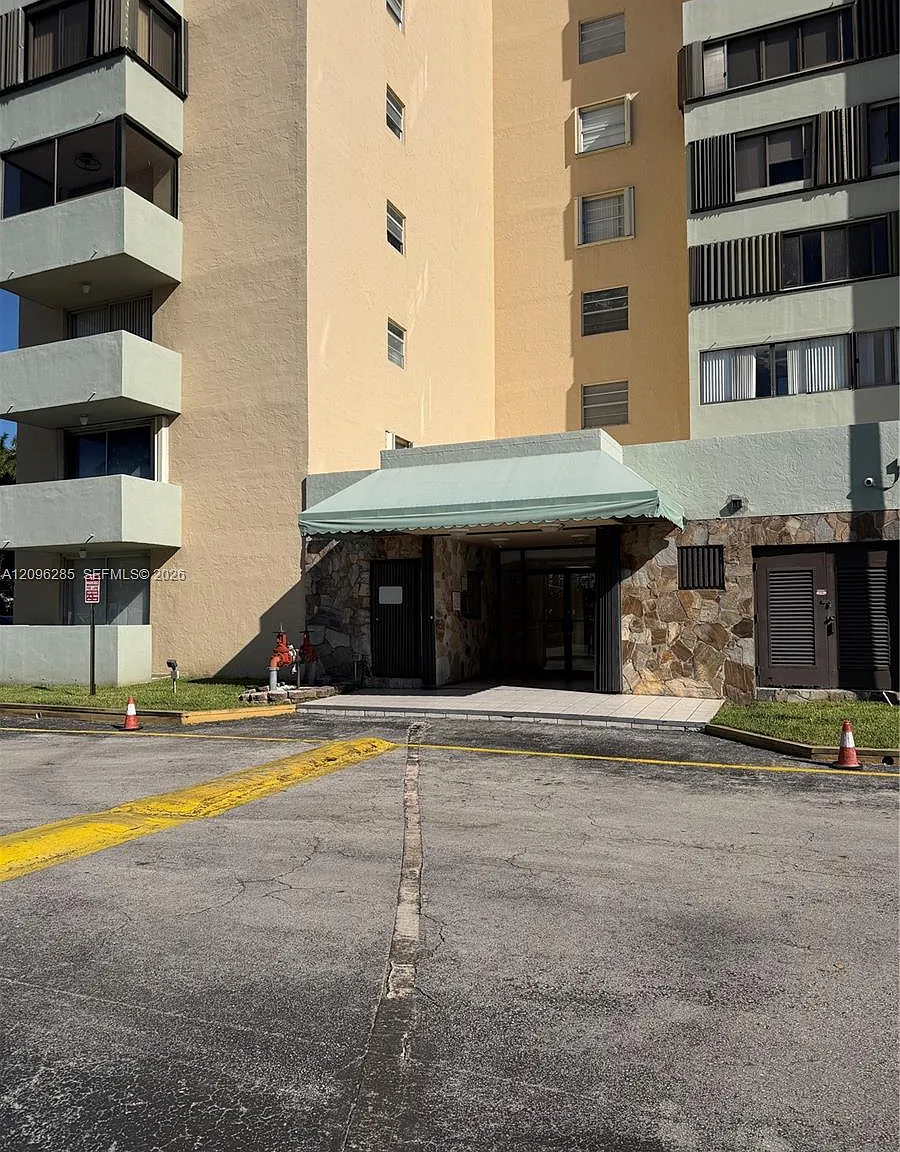 Half Moon Towers Condo — Photo 1