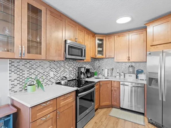 300 Lynn Shore Dr APT 908, Lynn, MA 01902