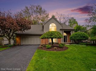 4689 Mirror Lake Dr, West Bloomfield, MI 48323