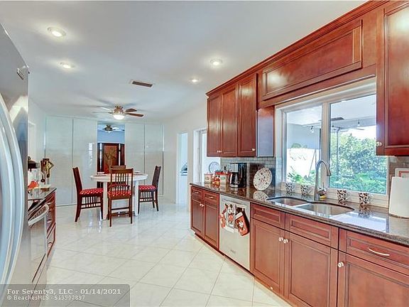 3rd image of 590 SE 10th Ave