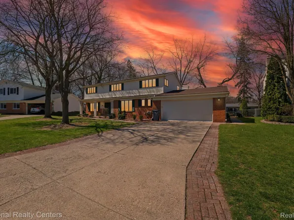 37263 Woodside Ln, Clinton Township, MI 48036