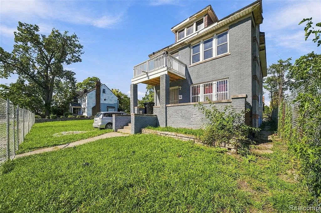 2 bed, 1.0 bath, 2152 sqft, $1,250 — Photo 1