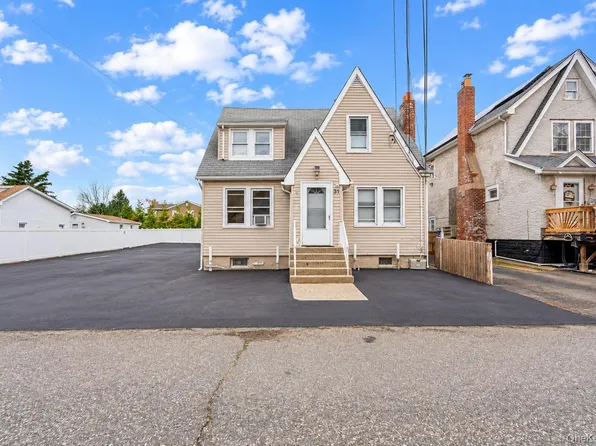 (undisclosed Address), West Islip, NY 11795
