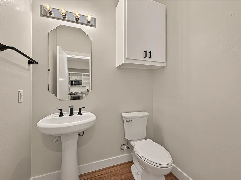 733 W 22nd St #D — Photo 23