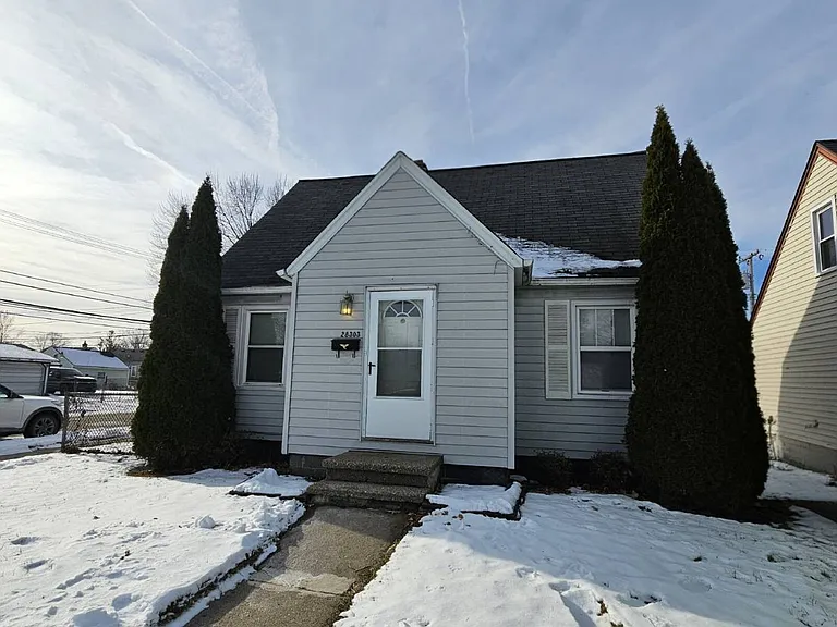 28303 Essex St — Photo 1
