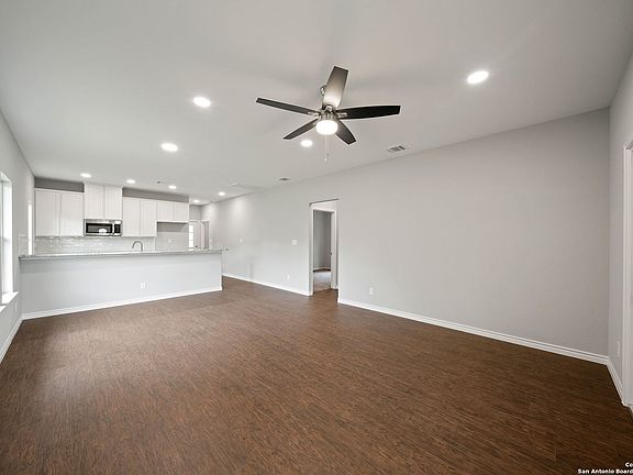 3rd image of 329 W WRIGHT BLVD