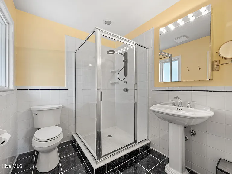 202 Windemere Rd — Photo 34
