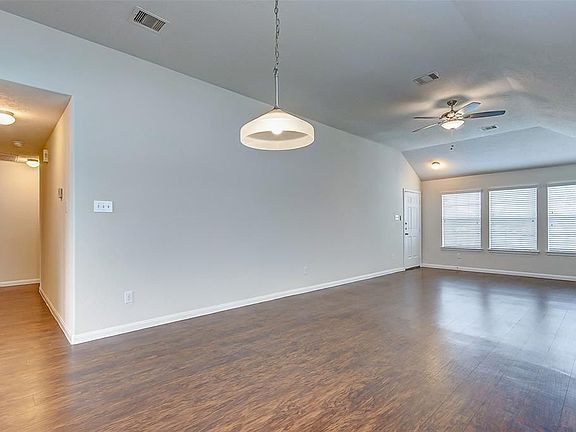 3rd image of 2611 Verano Dr